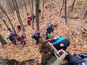 Une file indienne de jeunes filles louvettes descendant le Mont Chagnon