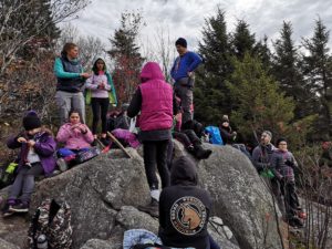 Plusieurs filles des Chouettes se reposant au sommet du Mont Chagnon