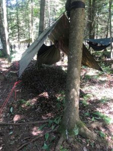 Un hamac sous une tente en A fabriquée en bâche, en été