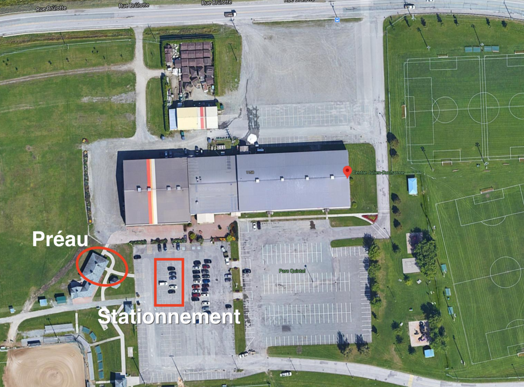 Photo satellite du Centre Julien-Ducharme. À gauche de l'entrée principale, le préau est indiqué. Une partie du stationnement est surlignée, afin de montrer où les parents devront stationner lors de la remise des pâtisseries.
