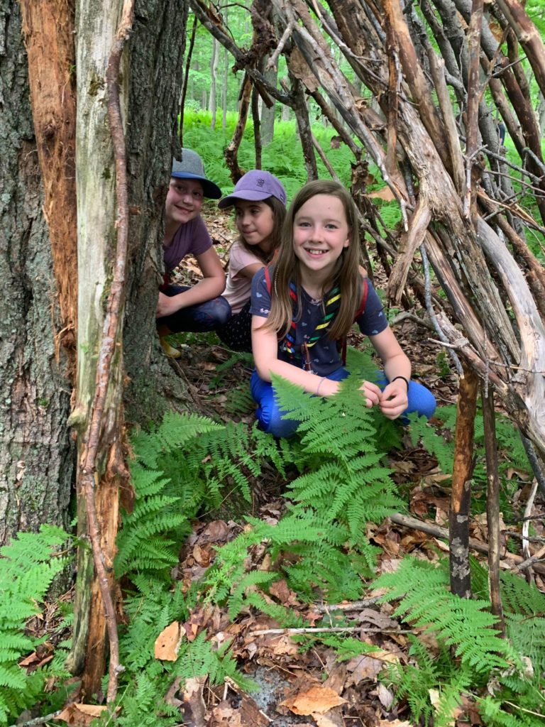 Trois jeunes filles dans un abri de bois dans la forêt